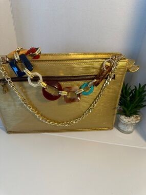 Louis Vuitton Epi customized Bag
Date Code MI 8905
11” x 7” x 3”